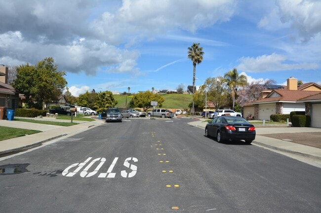 Building Photo - Hillcrest area 2 bedroom, 2 bath with 2 ca...