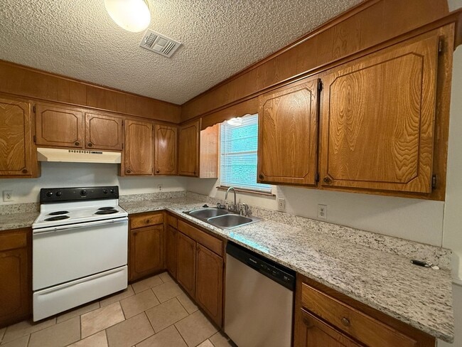 Building Photo - Three Bedroom, 2 Bath large Yard