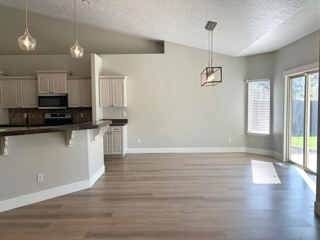 Building Photo - Lochsa Falls 5 Bedroom Home with Private B...