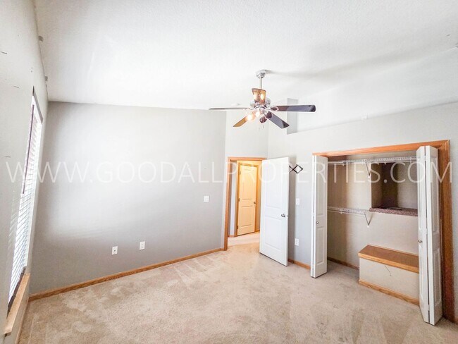 Building Photo - Beautiful 2 Bed, 2 Bath Townhome with 2-Car Garage in Ankeny!