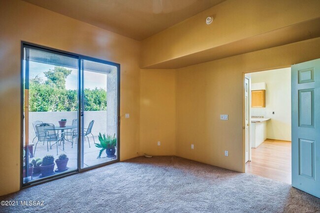 Building Photo - 2421 W Via Di Silvio