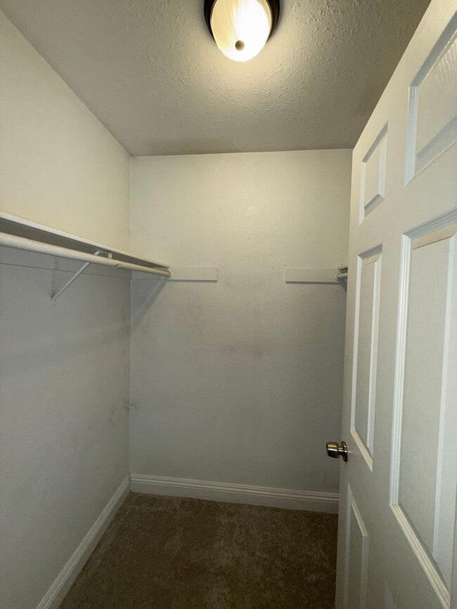 Building Photo - Lovely 3 bed  2 1/2 bath