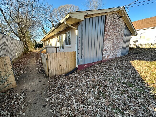 Primary Photo - 2205 King St