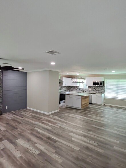 Building Photo - 904 Westview Cir