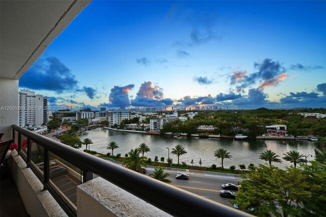 Building Photo - 2555 Collins Ave