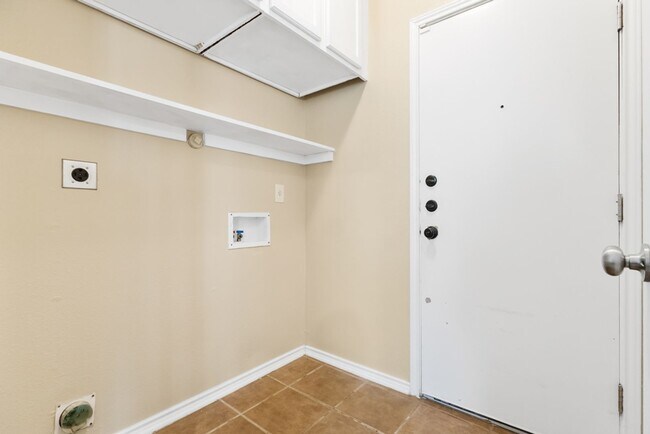 Building Photo - 157 Carmel Dr