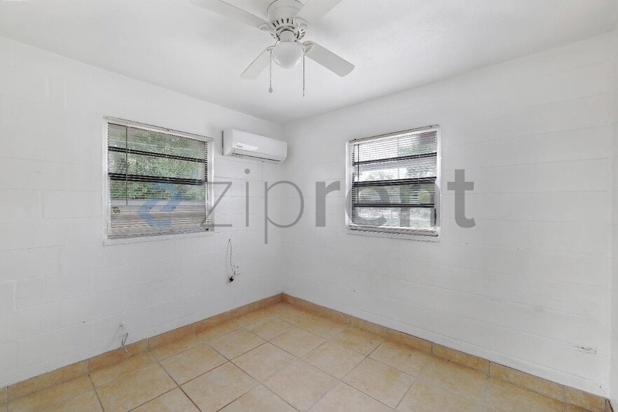 Building Photo - Unit