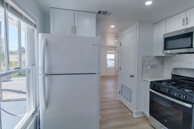 Building Photo - 236 N Oleander Ave