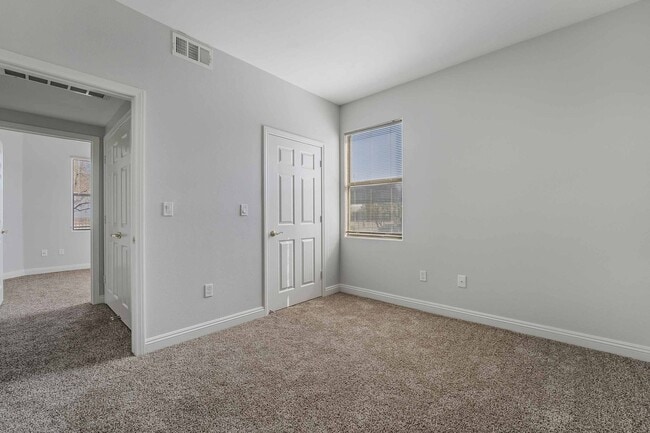 Building Photo - Beautiful Condo with Spacious Layout!