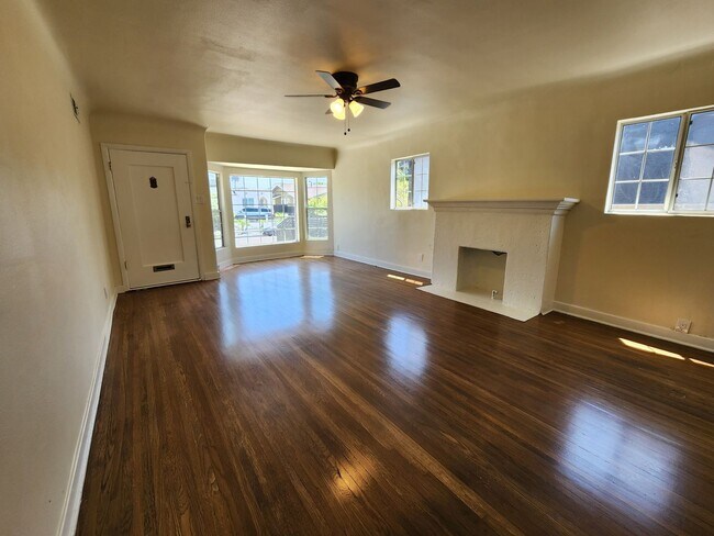 Building Photo - Charming 3 Bedroom / 2 Bathroom Home with ...