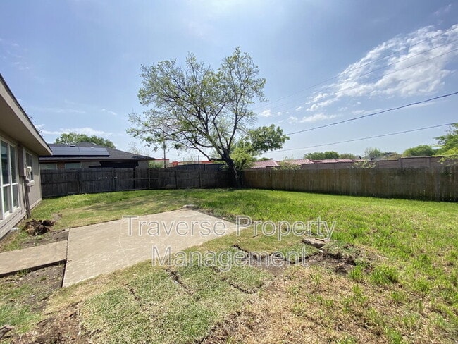 Building Photo - 2420 Springridge Dr