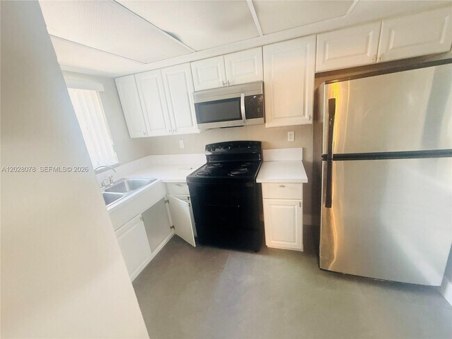 Building Photo - 10787 Royal Palm Blvd