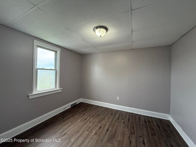 Building Photo - 1013 Bergen Ct