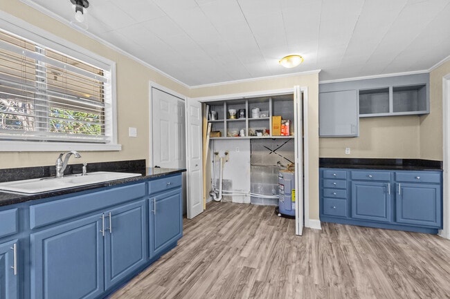 Building Photo - 404 Pine St