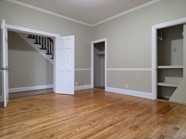 Building Photo - No Brokers Fee, In-Unit Laundry, Eat-in Kitchen, Large bedrooms, 3 Full Bathrooms