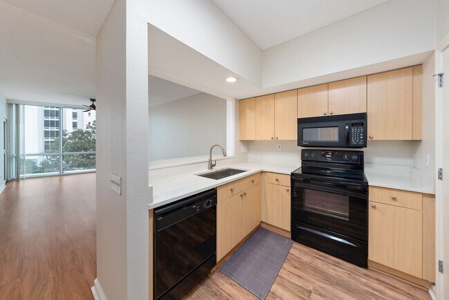 Building Photo - Downtown Orlando One Bedroom with Lake Eola View * * Modernized Waverly Condo