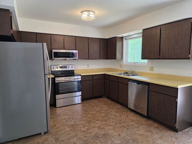 Building Photo - 2 Bed 1 Bath Side By Side Duplex in Port Edwards