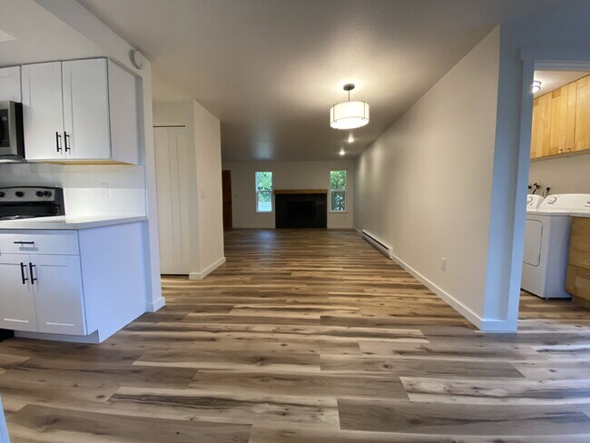 Building Photo - Spacious 3-Bedroom Remodeled Townhome in F...