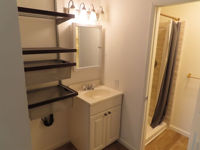 Building Photo - Perfectly located 2 bed, 2 bath condo in San Diego's Bay Ho area