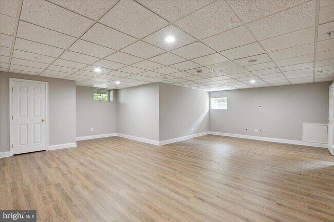 Building Photo - Spacious Townhome with 4 Bedrooms and 3.5 Baths!!