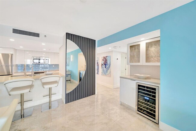 Building Photo - 1717 N Bayshore Dr