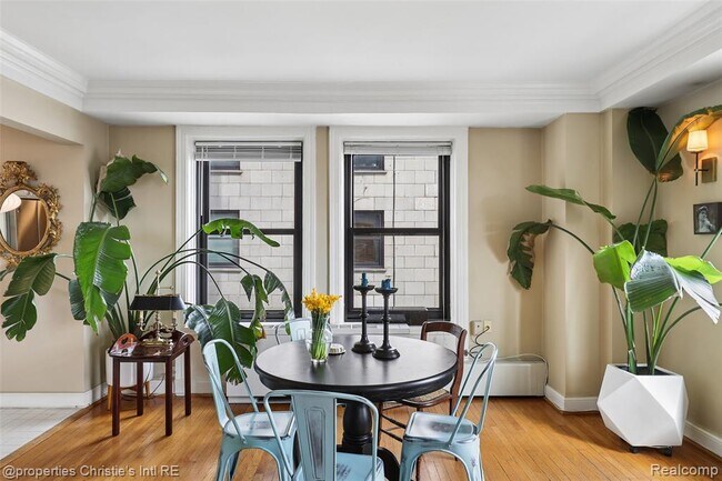 Building Photo - 15 E Kirby St