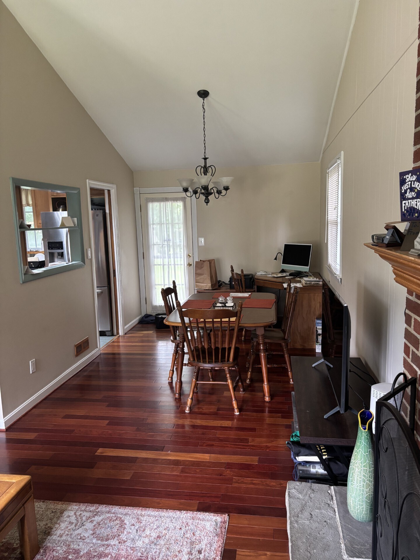 Dining area - 611 Pin Oak Rd