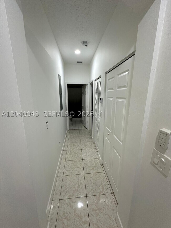 Building Photo - 4273 NE 10th Ct