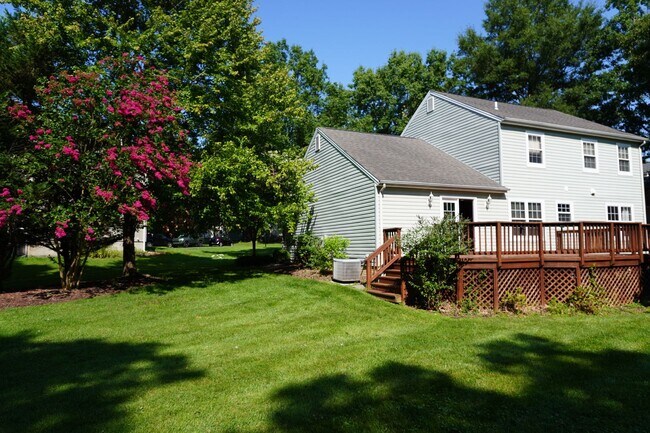 Building Photo - Lovely and Spacious 3 Bedroom 2.5 Bathroom...