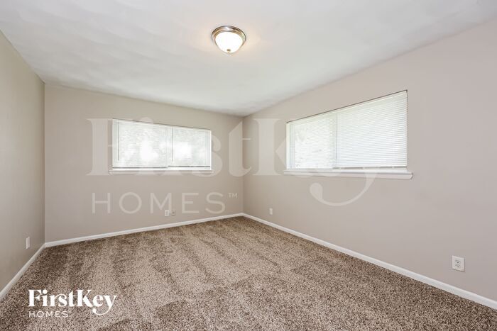 Building Photo - 902 Poinsettia Dr