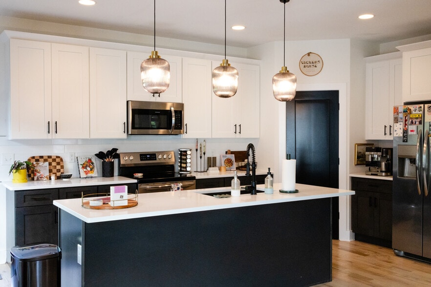 Building Photo - 3051 Hillside Rd