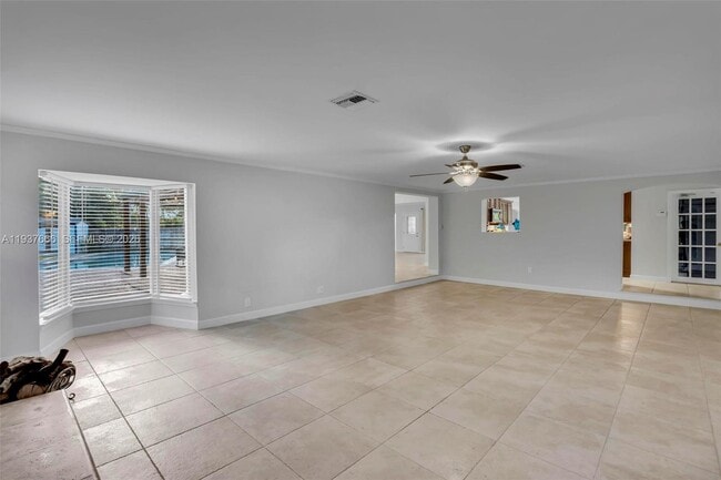 Building Photo - 812 Holly Ln