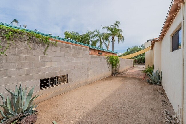 Building Photo - 2333 E Drachman St