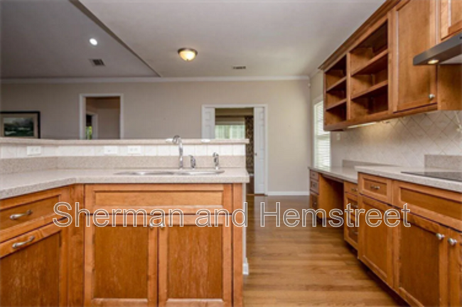 Building Photo - 2002 Amberley Dr