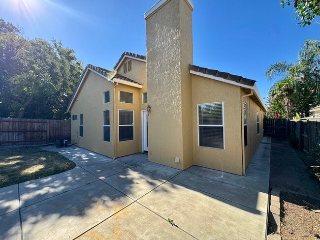 Building Photo - Spacious 3BD/2BA Home with 2-Car Garage in Desirable Antelope