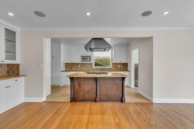 Kitchen - 4710 Cartwright Ave