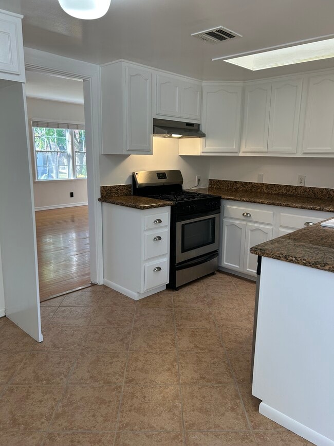 Building Photo - 10760 Russett Ave