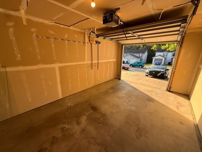 Building Photo - 2 Bed, 1.5 Bath Renovated Townhome!