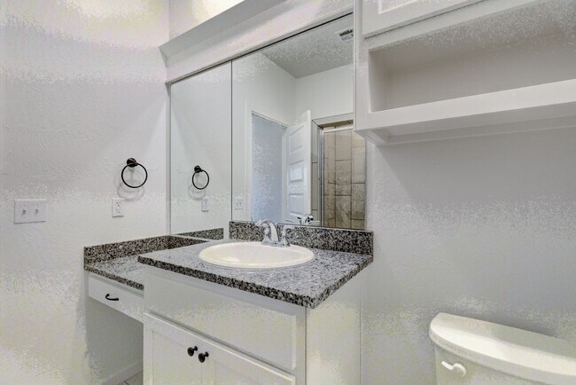 Building Photo - Stunning Newer Duplex with Private Backyard in Edmond!