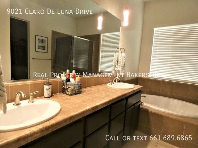 Building Photo - 9021 Claro De Luna Dr