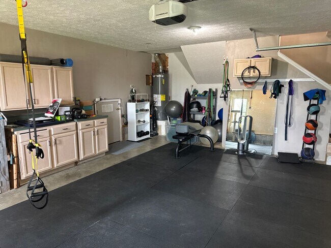 Building Photo - FOR LEASE- 4 BEDROOM FURNISHED HOME IN MT....