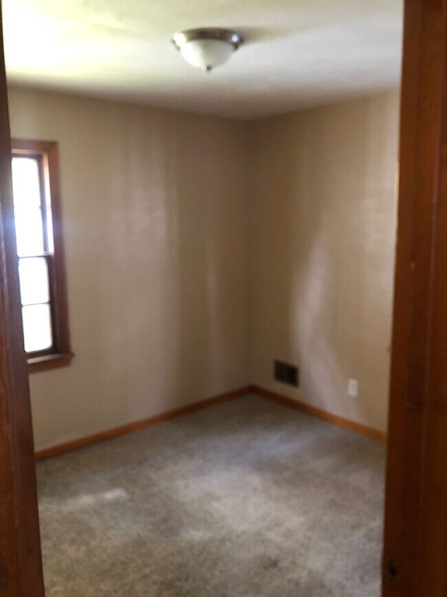 Building Photo - nice 2 bedroom house ready for move in ASAP.
