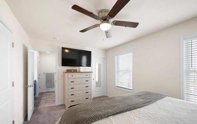 Building Photo - A Beautiful 3 Bedroom End Unit Townhouse