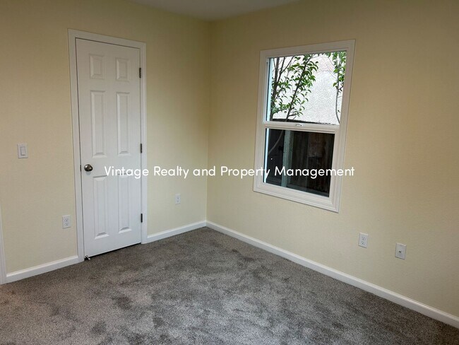 Building Photo - Just Like New Cozy 2 Bedroom Home That Is Ready to Go!!!