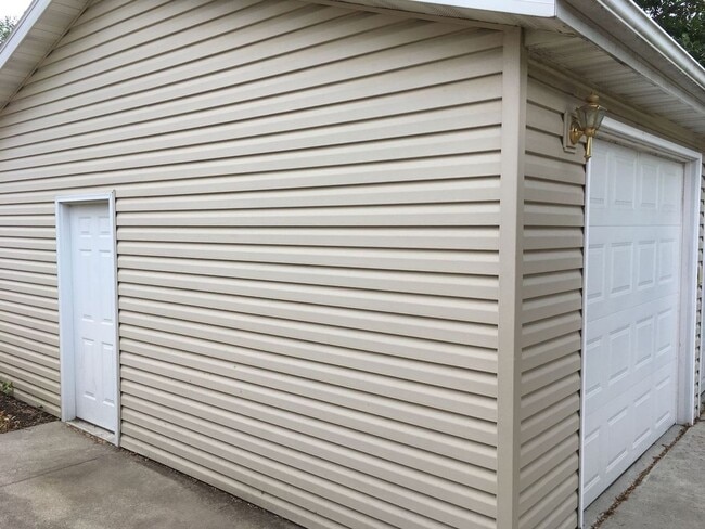 Building Photo - Main level living, brick duplex in quiet N...