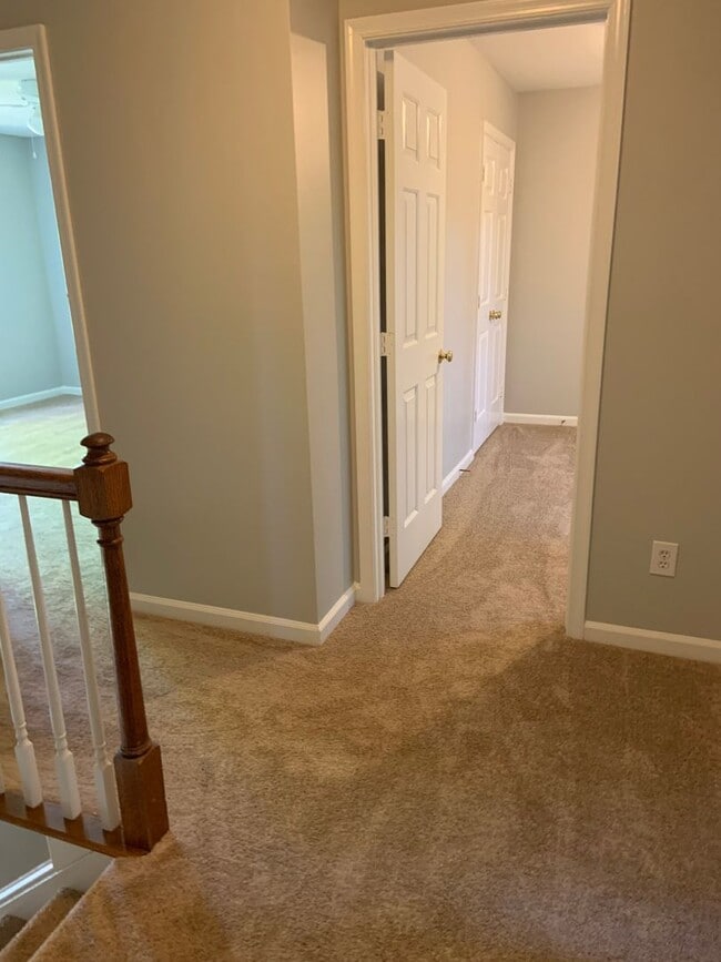 Building Photo - Renovated 3 Bedroom Off Groometown Road