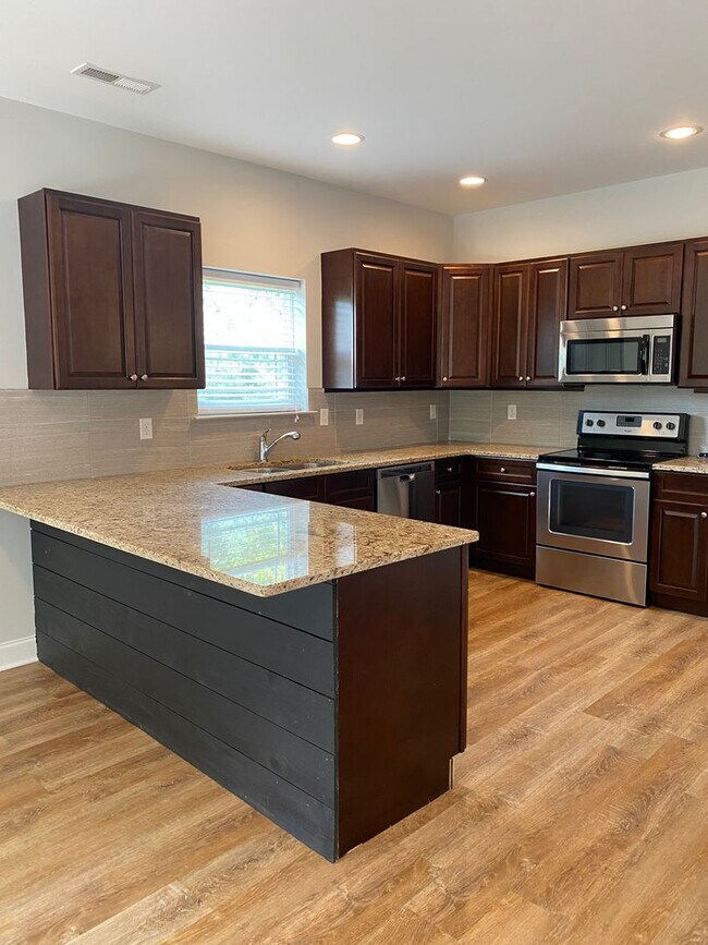 Building Photo - 4 BR, 2 BA, 2 Car Garage | Close to Chattanooga, Volkswagen, FedEx, & Amazon