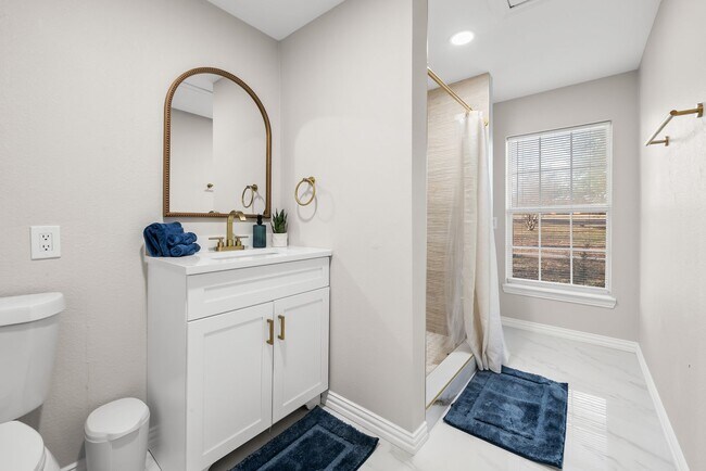 Building Photo - Lakefront Luxury Retreat, 5 Beds, 3 Baths, Quiet Gated Community.