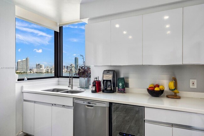 Building Photo - 1000 Venetian Way