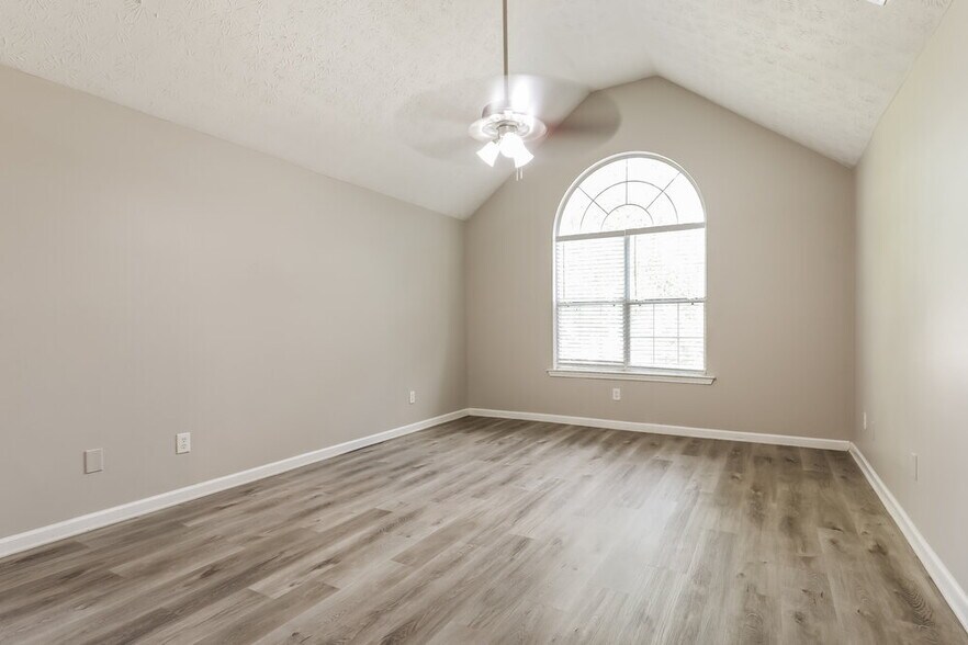 Building Photo - 550 Gardinia Dr